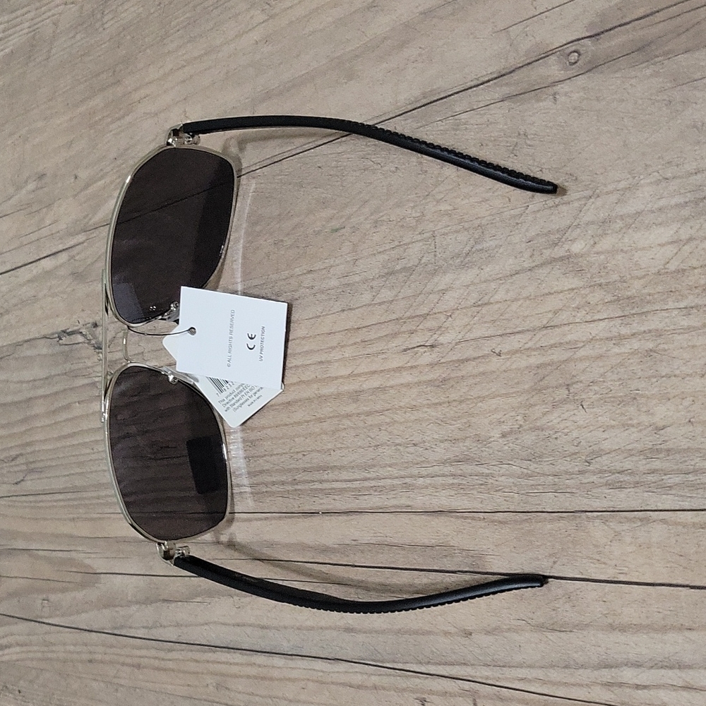 Sunnies - Picture 3 of 3